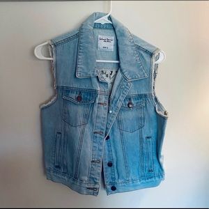 Sleeveless denim jacket